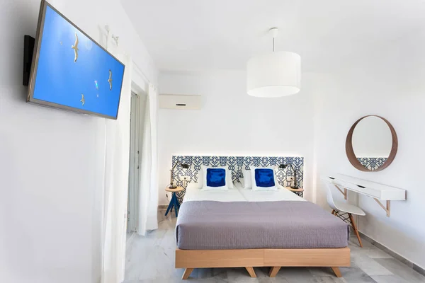 Modern bir şekilde dekore edilmiş yatak odası — Stok fotoğraf