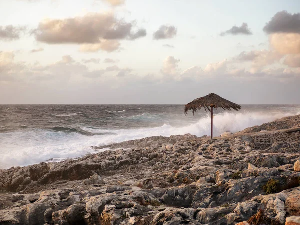 Bølger som slår mot klippene – stockfoto