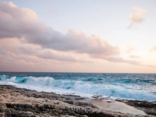 Wellen krachen auf die Felsen — Stockfoto