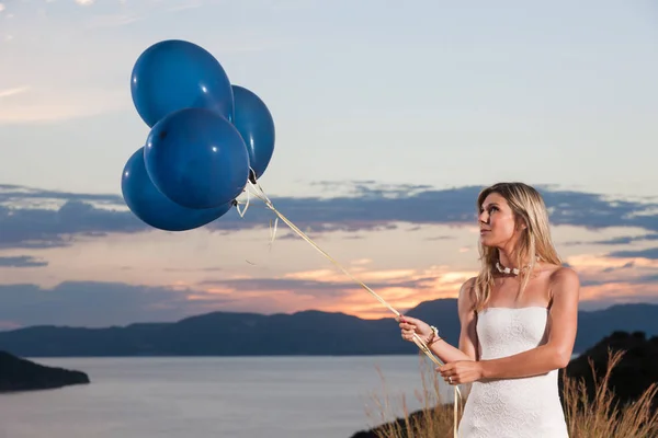 Bela noiva com balões — Fotografia de Stock