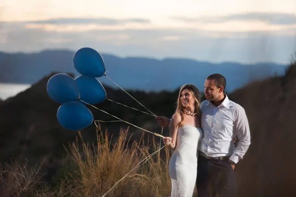 Bcoppia con palloncini — Foto Stock