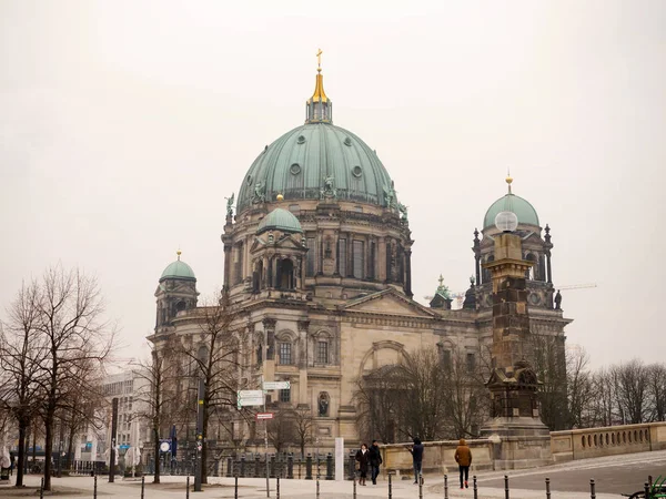 Catedral de Berlim em um dia nublado — Fotografia de Stock