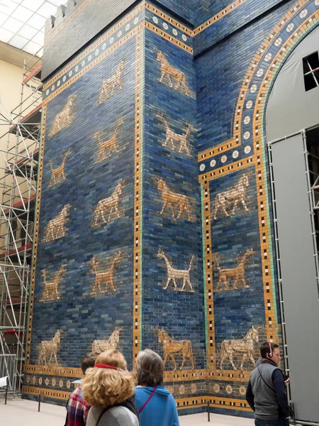 Туристів у Пергамський музей — стокове фото
