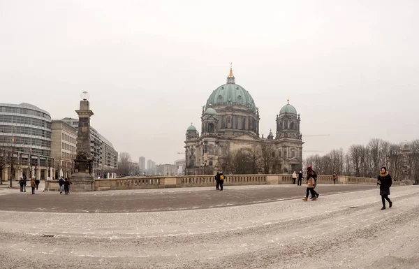 A catedral de Berlim em um dia nublado — Fotografia de Stock