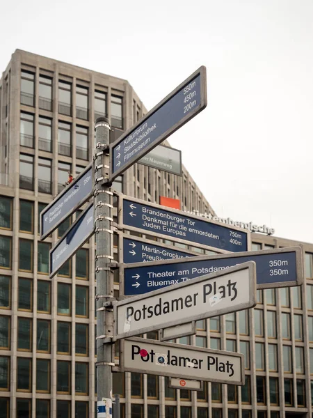 Straßenschilder in Berlin lizenzfreie Stockbilder