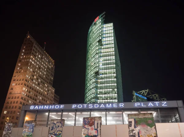 Postdamer Platz à noite Fotos De Bancos De Imagens