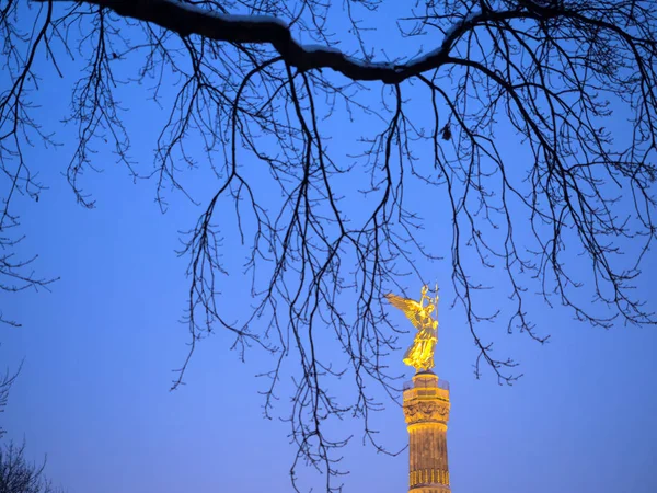 Coluna Vitória Siegessauele Berlim Entre Uma Silhueta Árvore Tarde — Fotografia de Stock