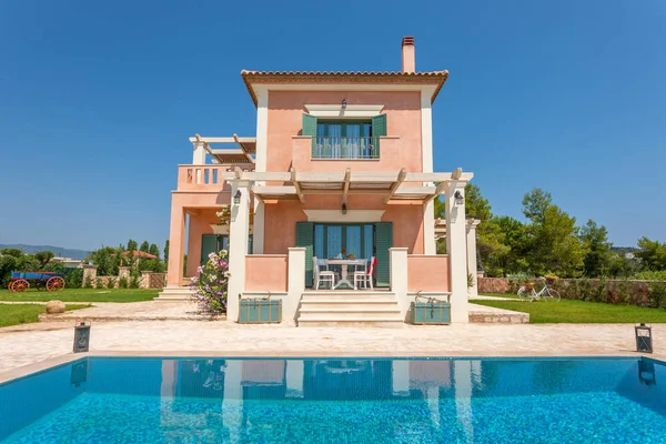 Grande piscine de luxe avec villa Images De Stock Libres De Droits