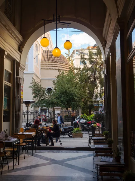 Rua em Atenas com cafés — Fotografia de Stock