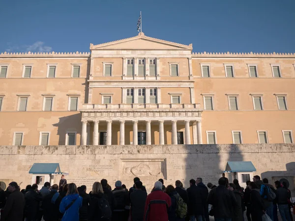 Griechisches Parlament mit Touristen Stockbild