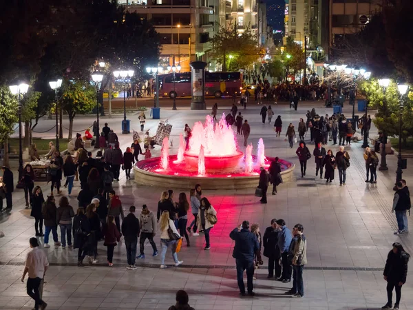 Pessoas andando na praça Syntagma Fotos De Bancos De Imagens