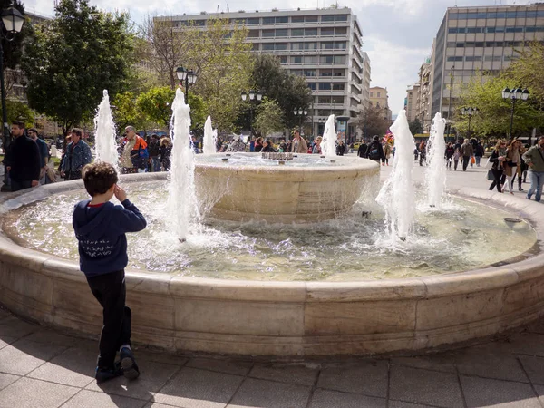 小男孩盯着喷泉 免版税图库照片
