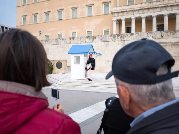 Toeristen kijken naar de presidentiële bewaker in Athene — Stockfoto