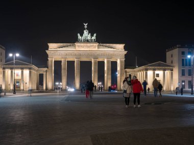 Turist Brandenburger Tor Berlin gece ziyaret.