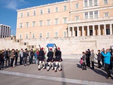 Atina'da Cumhurbaşkanlığı Muhafız izlerken turist 