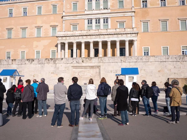 游客在观看雅典的总统警卫人员 — 图库照片