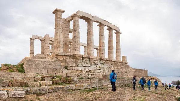 Los turistas visitan el Templo de Poseidón — Foto de Stock