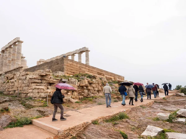 Los turistas visitan el Templo de Poseidón — Foto de Stock