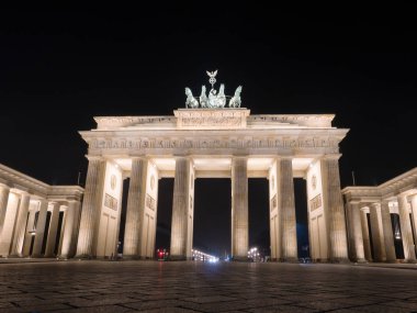 Turist Brandenburger Tor Berlin gece ziyaret.