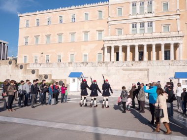 Atina'da Cumhurbaşkanlığı Muhafız izlerken turist 
