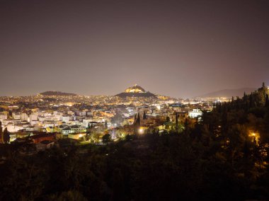 Panoramik Atina şehir ve Lecabetus hill, gece