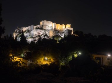 Parthenon Tapınağı iluminated karanlık gökyüzü ile tepe