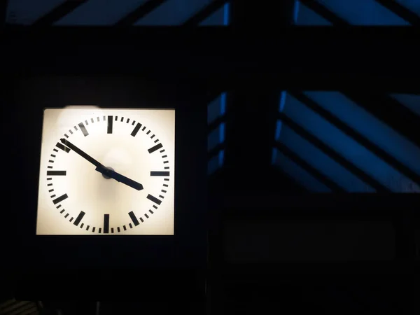 Grote klok in een treinstation — Stockfoto