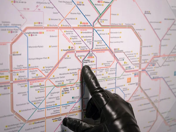 女孩子的手在柏林火车地图 — 图库照片