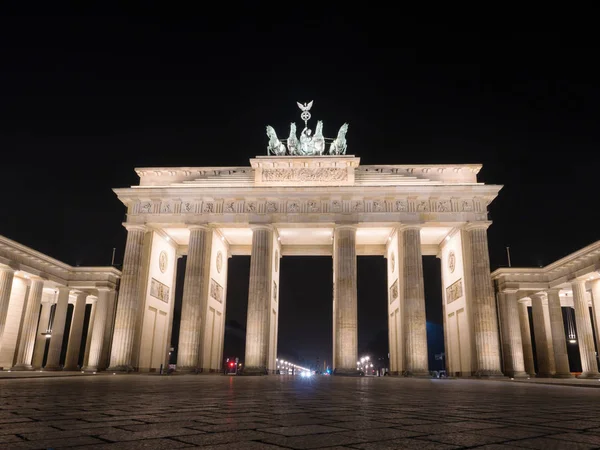 Tourists visit Brandenburger Tor in Berlin at night — Stock Photo, Image