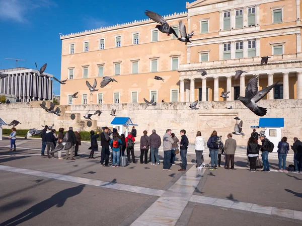 Turistas observando a los guardias presidenciales en Atenas —  Fotos de Stock