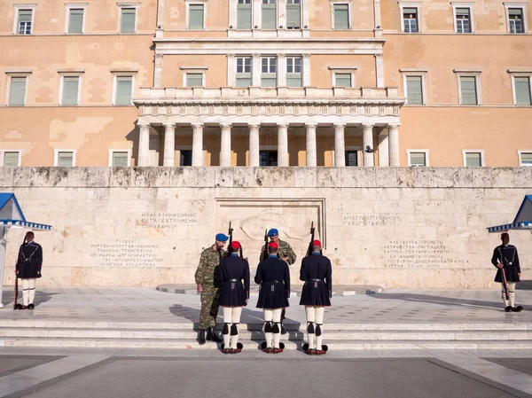 Atenas Grécia Março 2016 Multidão Admirando Fotografando Mudança Cerimônia Honra — Fotografia de Stock