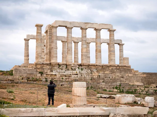 Turistler Poseidon Tapınağı ziyaret edin. — Stok fotoğraf