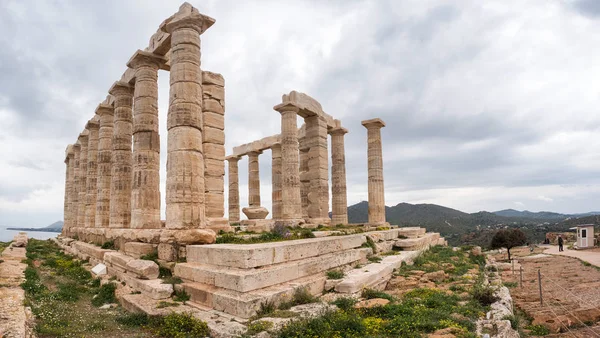 Los turistas visitan el Templo de Poseidón — Foto de Stock