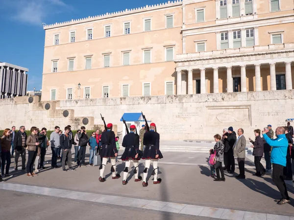 Touristes regardant les gardes présidentiels à Athènes Images De Stock Libres De Droits