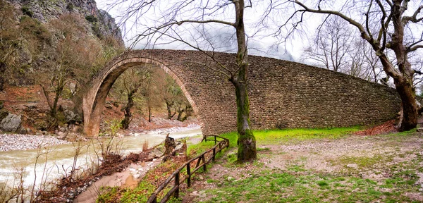 Puente de piedra arqueada en Grecia — Foto de Stock