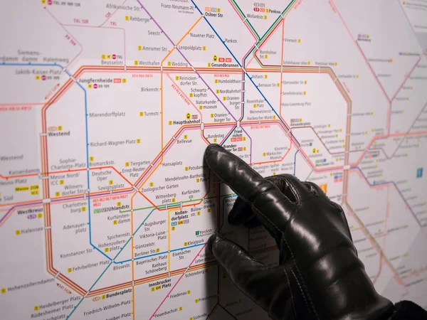 女孩子的手在柏林火车地图 — 图库照片