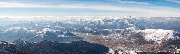Landschap van bergen met sneeuw — Stockfoto