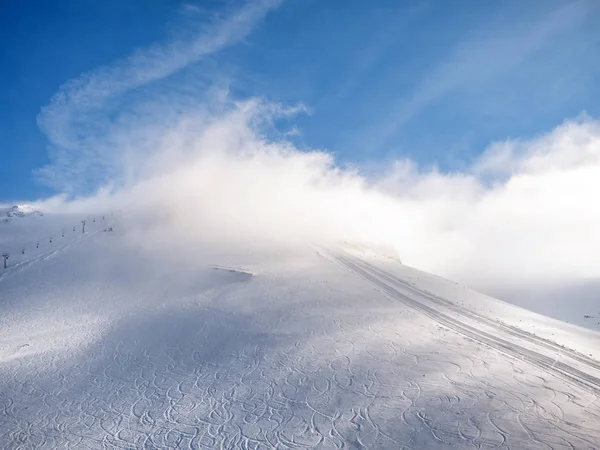 Clouds cover the lifts in a ski center — Stock Photo, Image