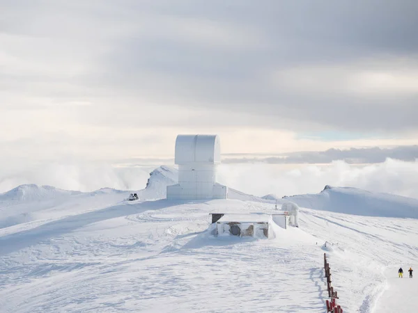 Малая обсерватория в горнолыжном центре Калаврита — стоковое фото