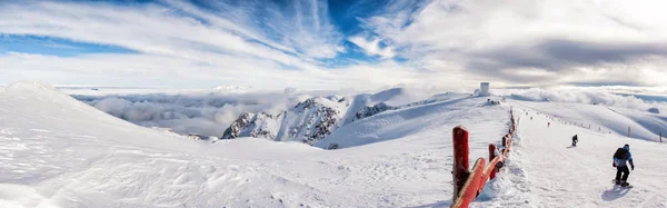 Solig dag på toppen av ett berg Helmos — Stockfoto