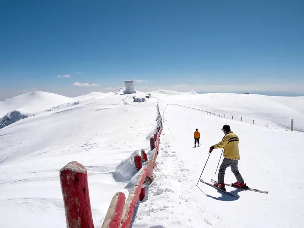 Калаврита Греция Марта 2017 Лыжники Вершине Горы Горнолыжном Курорте Калаврита — стоковое фото