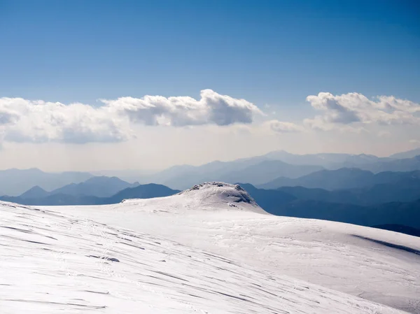 De top van de berg Helmos in Kalavrita — Stockfoto