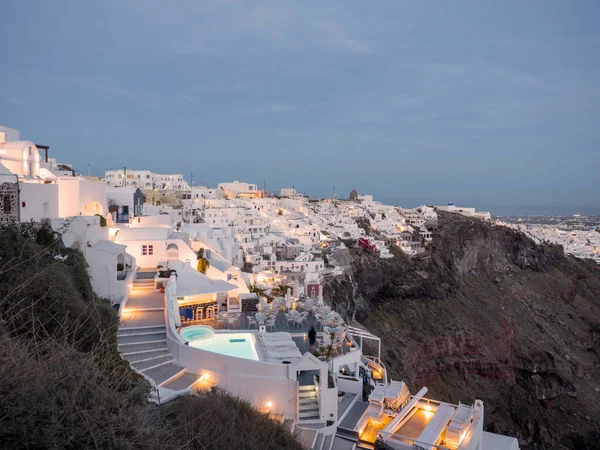 Fira por la tarde con luces en las calles — Foto de Stock