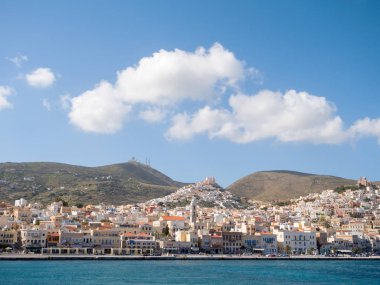 Syros, Yunanistan - 10 Nisan, güzel binalar ve evler güneşli bir günde Syros beldesi 2016:View
