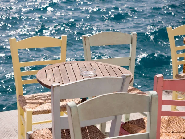 Tafel en stoelen aan zee — Stockfoto