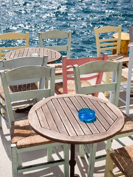 Tafel en stoelen aan zee — Stockfoto