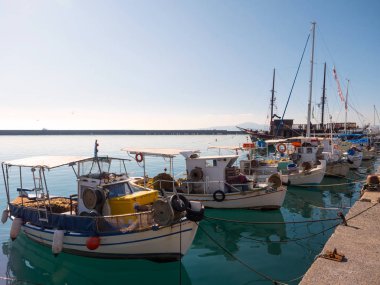 bir limanda balıkçı tekneleri