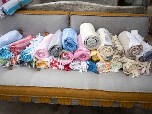 Montón de bufandas de colores fuera de una tienda —  Fotos de Stock