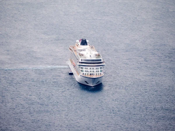 Grote Cruiseschip Dicht Bij Kust Van Santorini Eiland Griekenland — Stockfoto