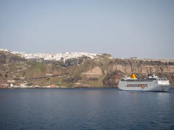 Grande Navio Cruzeiro Perto Costa Ilha Santorini Grécia — Fotografia de Stock